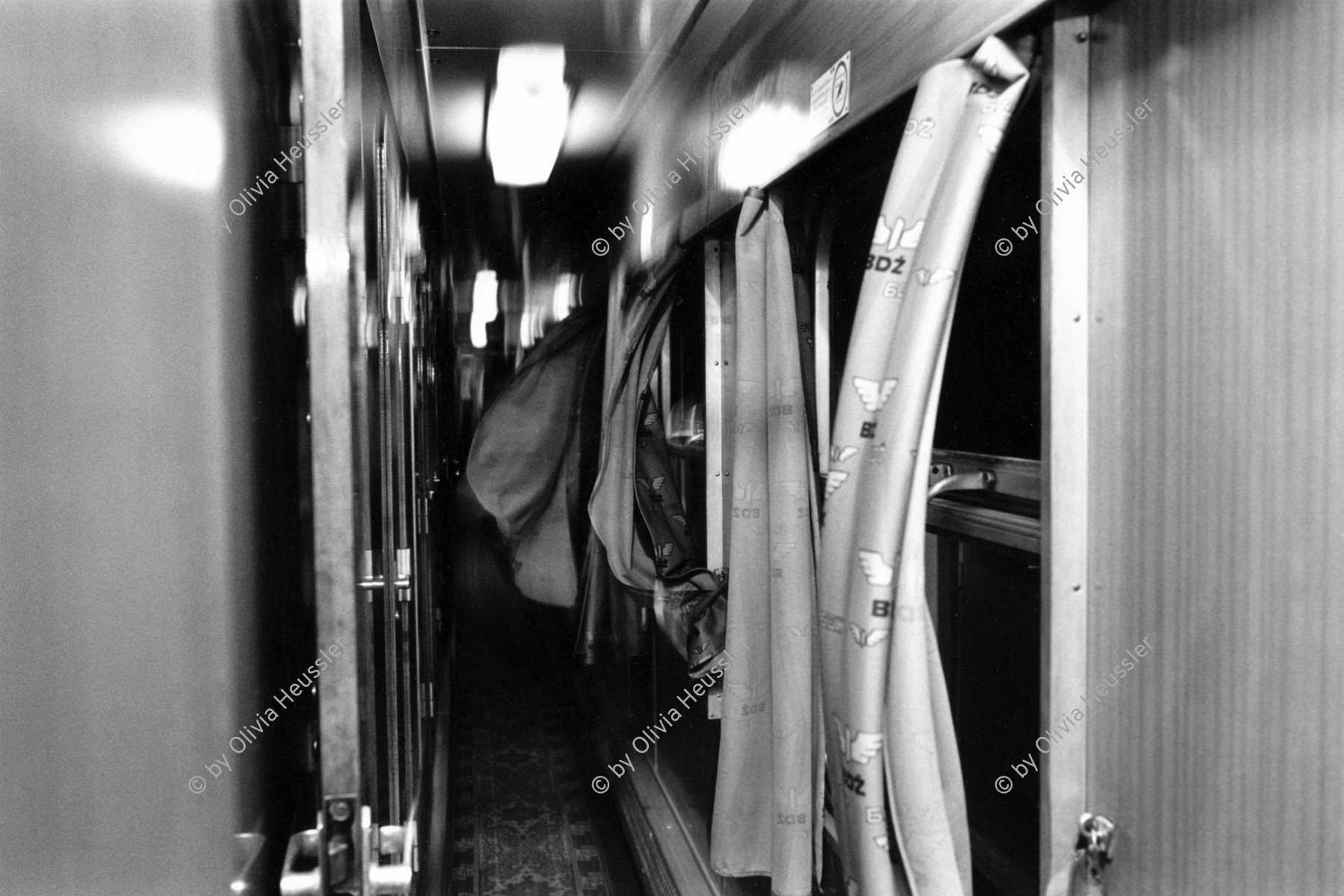 Image of sheet 19890630 photo 33: Im Zug nach Razgrad und Shumen  Im alten Bahnwagen bläst der Wind in die Gardinen und durchs Abteil. Bulgarien Bulgaria 1989 √
the wind blows through the compartment
In a old railway  Bulgaria 07.89 vorhänge bahn