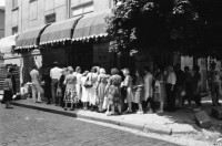 Image of sheet 19890630 photo 8: Jugendliche 'Punks' in einem Innenhof. Gruppenbild Die Iran ische Botschaft in Sofia. Es hängen viele Propaganda-Bilder im Schaukasten. Schlangenstehen. Alte in einer Volksküche. Innenstadt. Maja Wicki Portrait Anschlag für Todesanzeige an Gartentor. Portrait Maja Markova. (TA Magazin). Im Zug nach Razgrad und Shumen treffen wir einige Vietnamesische Fremdarbeiter. Im alten Bahnwagen bläst der Wind in  die Gardinen. Die Strasse von Shumen nach Razgrad. Bulgarien Bulgaria 1989
Shumen (Bulgarian: Шумен, also spelled Shoumen or Šumen) is the tenth-largest city in Bulgaria and capital of Shumen Province.
