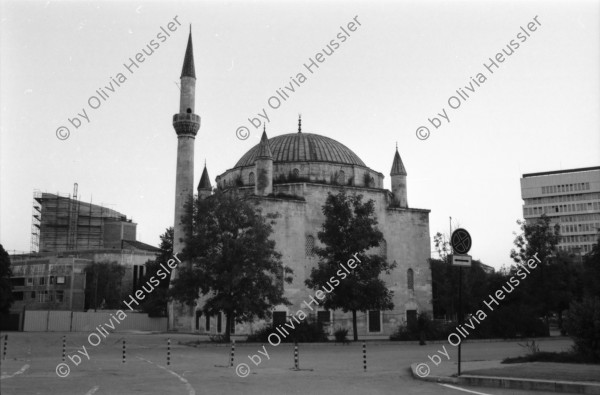 Image of sheet 19890640 photo 0: In Razgrad steht eine Moschee. Viele der Flüchtlinge kommen aus diesem Dorf. Hier ist alles einwenig ausgestorben. Romni Roma Frauen kehren die Strassen. Sie posieren mit langen Besen für mich beide tragen Kopftücher Altes Haus. Neue Wohnsiedlung. Ein Romni Romi Paar flickt Kessel. In einem langen Verfahren. Portrait der Frau. Kurz darauf wurden Maja Wicki und ich von der Polizei fest genommen und auf dem Posten ausgefragt. Die beiden Romni wurden beschuldigt uns belästigt zu haben und wir wurden auf der Stelle vom Taxifahrer, der gezwungen wurde, nach Shumen zurückgefahren. Wir hätten kein Visa für Shumen. Sumen Nur für Sofia
Shumen (Bulgarian: Шумен, also spelled Shoumen or Šumen) is the tenth-largest city in Bulgaria and capital of Shumen Province.