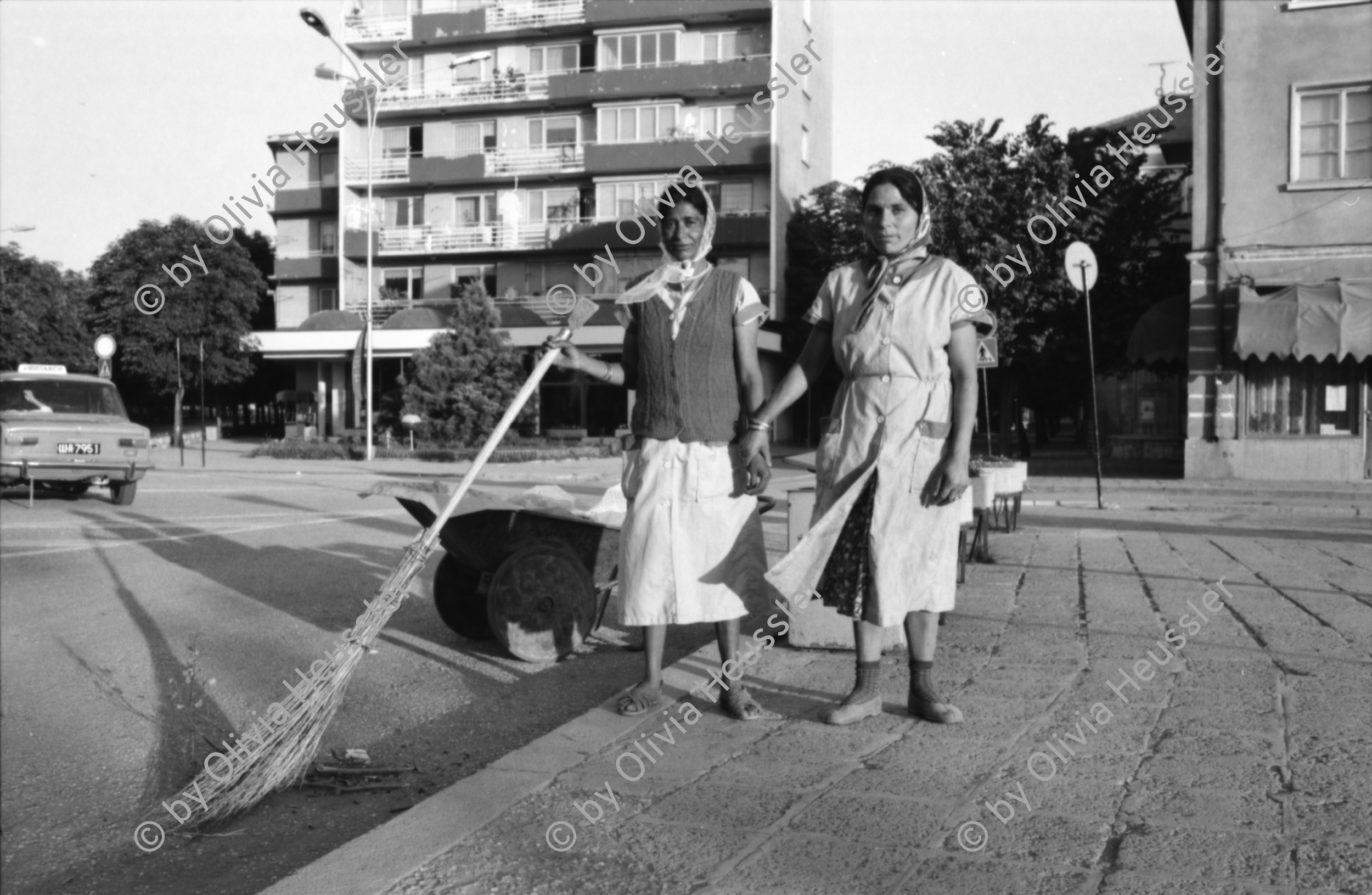 Image of sheet 19890640 photo 20: In Razgrad steht eine Moschee. Viele der Flüchtlinge kommen aus diesem Dorf. Hier ist alles einwenig ausgestorben. Romni Roma Frauen kehren die Strassen. Sie posieren mit langen Besen für mich beide tragen Kopftücher Altes Haus. Neue Wohnsiedlung. Ein Romni Romi Paar flickt Kessel. In einem langen Verfahren. Portrait der Frau. Kurz darauf wurden Maja Wicki und ich von der Polizei fest genommen und auf dem Posten ausgefragt. Die beiden Romni wurden beschuldigt uns belästigt zu haben und wir wurden auf der Stelle vom Taxifahrer, der gezwungen wurde, nach Shumen zurückgefahren. Wir hätten kein Visa für Shumen. Sumen Nur für Sofia
Shumen (Bulgarian: Шумен, also spelled Shoumen or Šumen) is the tenth-largest city in Bulgaria and capital of Shumen Province.