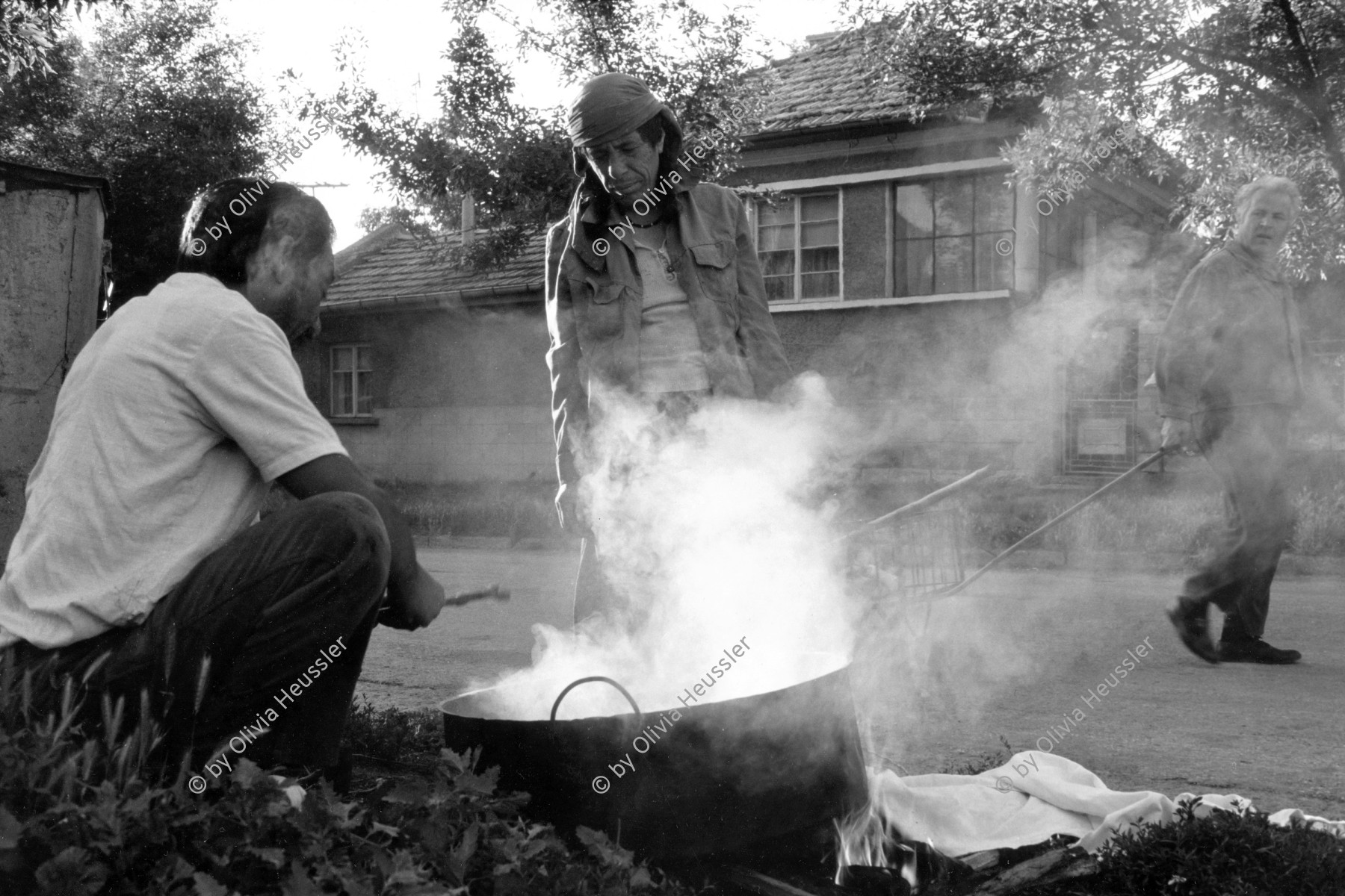 Image of sheet 19890640 photo 34: © 1989, olivia heussler /www.clic.li
In Razgrad Dorf. Hier ist alles einwenig ausgestorben. Romni Roma. Romi Paar flickt Kessel. In einem langen Verfahren.  Kurz darauf wurden Maja Wicki und ich von der Polizei fest genommen und auf dem Posten ausgefragt. Die beiden Romni wurden beschuldigt uns belästigt zu haben und wir wurden auf der Stelle vom Taxifahrer, der gezwungen wurde, nach Shumen zurückgefahren. Wir hätten kein Visa für Shumen. Sumen Nur für Sofia
Shumen (Bulgarian: Шумен, also spelled Shoumen or Šumen) is the tenth-largest city in Bulgaria and capital of Shumen Province. Romi pair mending boilers.
Bulgaria Bulgarien 1989 √