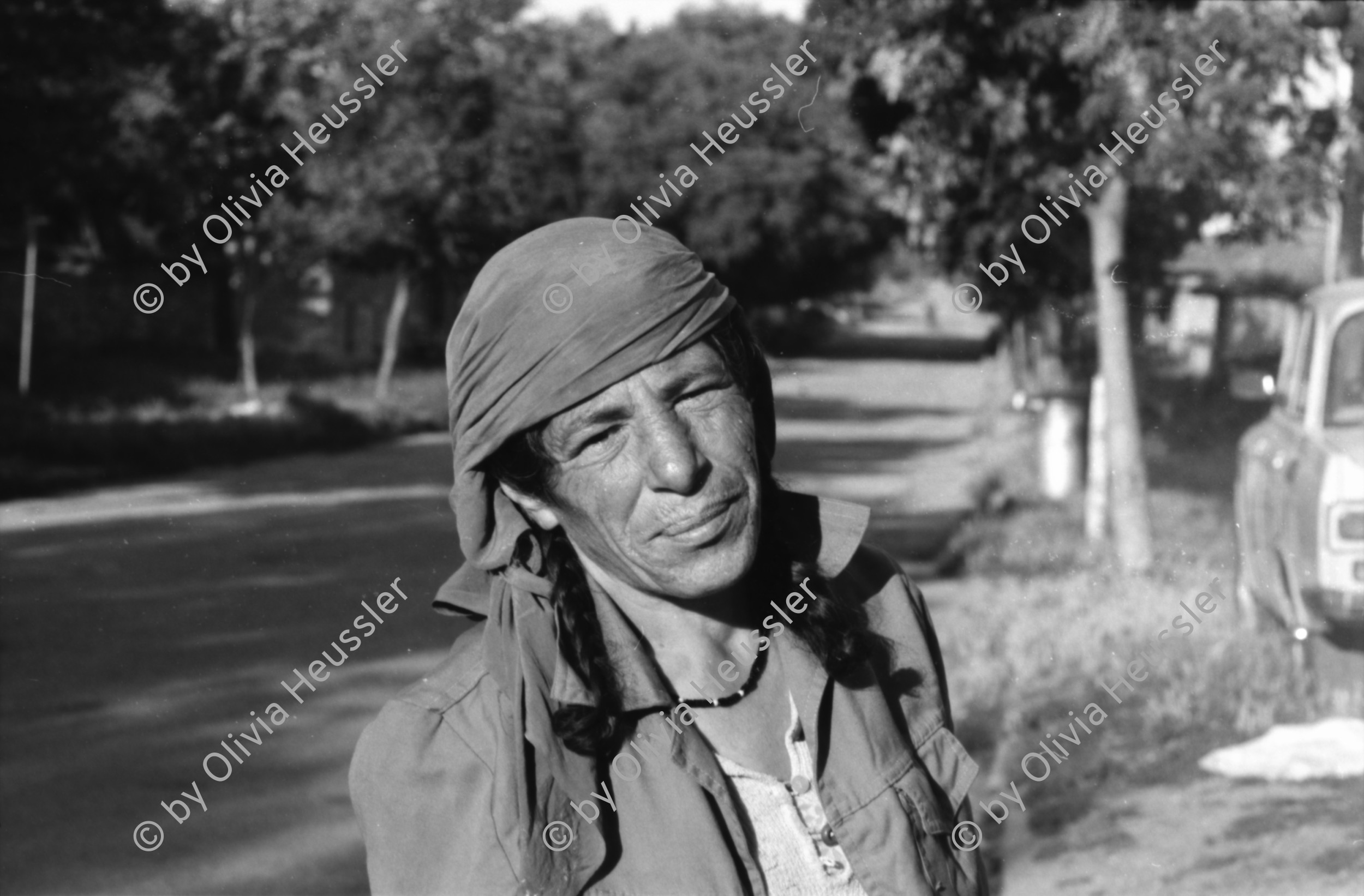 Image of sheet 19890640 photo 37: In Razgrad steht eine Moschee. Viele der Flüchtlinge kommen aus diesem Dorf. Hier ist alles einwenig ausgestorben. Romni Roma Frauen kehren die Strassen. Sie posieren mit langen Besen für mich beide tragen Kopftücher Altes Haus. Neue Wohnsiedlung. Ein Romni Romi Paar flickt Kessel. In einem langen Verfahren. Portrait der Frau. Kurz darauf wurden Maja Wicki und ich von der Polizei fest genommen und auf dem Posten ausgefragt. Die beiden Romni wurden beschuldigt uns belästigt zu haben und wir wurden auf der Stelle vom Taxifahrer, der gezwungen wurde, nach Shumen zurückgefahren. Wir hätten kein Visa für Shumen. Sumen Nur für Sofia
Shumen (Bulgarian: Шумен, also spelled Shoumen or Šumen) is the tenth-largest city in Bulgaria and capital of Shumen Province.