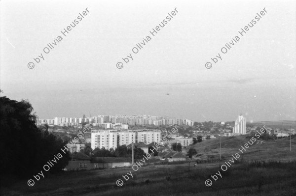 Image of sheet 19890640 photo 5: In Razgrad steht eine Moschee. Viele der Flüchtlinge kommen aus diesem Dorf. Hier ist alles einwenig ausgestorben. Romni Roma Frauen kehren die Strassen. Sie posieren mit langen Besen für mich beide tragen Kopftücher Altes Haus. Neue Wohnsiedlung. Ein Romni Romi Paar flickt Kessel. In einem langen Verfahren. Portrait der Frau. Kurz darauf wurden Maja Wicki und ich von der Polizei fest genommen und auf dem Posten ausgefragt. Die beiden Romni wurden beschuldigt uns belästigt zu haben und wir wurden auf der Stelle vom Taxifahrer, der gezwungen wurde, nach Shumen zurückgefahren. Wir hätten kein Visa für Shumen. Sumen Nur für Sofia
Shumen (Bulgarian: Шумен, also spelled Shoumen or Šumen) is the tenth-largest city in Bulgaria and capital of Shumen Province.