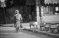 Image of sheet 19890640 photo 9: Eine Strassenputzerin der Roma mit langem Besen, Razgrad Bulgarien 1989.