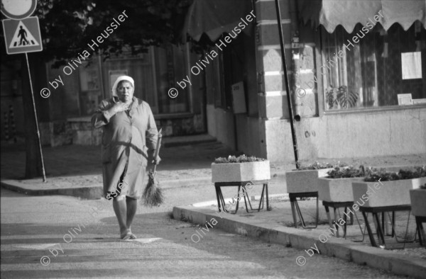 Image of sheet 19890640 photo 9: Eine Strassenputzerin der Roma mit langem Besen, Razgrad Bulgarien 1989.