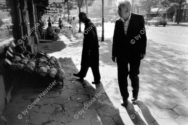 Image of sheet 19890650 photo 13: man in front of a shop man looks at the selection of the store Angebot