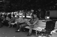 Image of sheet 19890650 photo 16: Eine Bauern-Familie posiert für mich auf dem Gehsteig, nachdem
 sie mich mit Gemüse beschenkt haben. Auf dem Rückweg nach Sofia.
 Ein Orthodoxer auf dem Kirchenplatz in Sofia. Die Moschee in
 Sofia. Ein Mann spritzt die Pflanzen. Zwei alte Männer betrachten
 die Preise für den Kohl. Maler bei der Arbeit. Mercedes Benz.
 Vater und Sohn auf einer Parkbank. Maja Wicki und Djanko und
 Olivia und Maja auf dem Vitussi. Mädchen benützt Grossmutter als
 Gummitwist Halterin. Im Hotel (Nr. 22)steht Maja nach einem
 schlechten Traum wie ein Gespenst da. Bus Nr. 83 Endstation. Die
 Frauen und Männer gehen zur Arbeit in die Fabriken am Stadtrand
 von Sofia. Ziege spaziert. Die zwei Roma bei ihrer Arbeit als Kesselflicker in Razgrad. Bulgaria Bulgarien 1989