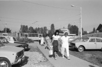 Image of sheet 19890650 photo 27: Eine Bauern-Familie posiert für mich auf dem Gehsteig, nachdem
 sie mich mit Gemüse beschenkt haben. Auf dem Rückweg nach Sofia.
 Ein Orthodoxer auf dem Kirchenplatz in Sofia. Die Moschee in
 Sofia. Ein Mann spritzt die Pflanzen. Zwei alte Männer betrachten
 die Preise für den Kohl. Maler bei der Arbeit. Mercedes Benz.
 Vater und Sohn auf einer Parkbank. Maja Wicki und Djanko und
 Olivia und Maja auf dem Vitussi. Mädchen benützt Grossmutter als
 Gummitwist Halterin. Im Hotel (Nr. 22)steht Maja nach einem
 schlechten Traum wie ein Gespenst da. Bus Nr. 83 Endstation. Die
 Frauen und Männer gehen zur Arbeit in die Fabriken am Stadtrand
 von Sofia. Ziege spaziert. Die zwei Roma bei ihrer Arbeit als Kesselflicker in Razgrad. Bulgaria Bulgarien 1989