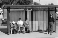Image of sheet 19890650 photo 30: Eine Bauern-Familie posiert für mich auf dem Gehsteig, nachdem
 sie mich mit Gemüse beschenkt haben. Auf dem Rückweg nach Sofia.
 Ein Orthodoxer auf dem Kirchenplatz in Sofia. Die Moschee in
 Sofia. Ein Mann spritzt die Pflanzen. Zwei alte Männer betrachten
 die Preise für den Kohl. Maler bei der Arbeit. Mercedes Benz.
 Vater und Sohn auf einer Parkbank. Maja Wicki und Djanko und
 Olivia und Maja auf dem Vitussi. Mädchen benützt Grossmutter als
 Gummitwist Halterin. Im Hotel (Nr. 22)steht Maja nach einem
 schlechten Traum wie ein Gespenst da. Bus Nr. 83 Endstation. Die
 Frauen und Männer gehen zur Arbeit in die Fabriken am Stadtrand
 von Sofia. Ziege spaziert. Die zwei Roma bei ihrer Arbeit als Kesselflicker in Razgrad. Bulgaria Bulgarien 1989