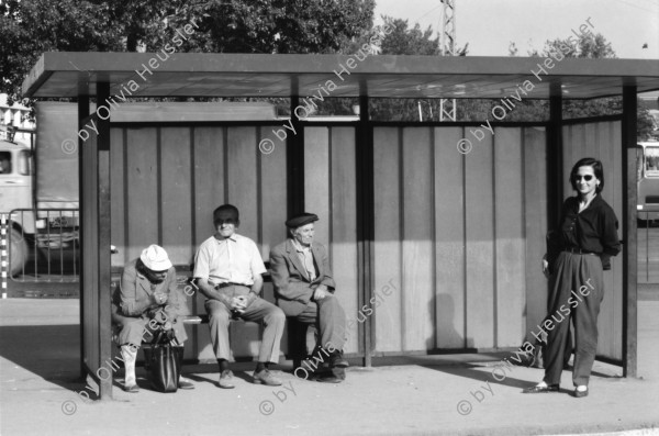 Image of sheet 19890650 photo 30: Eine Bauern-Familie posiert für mich auf dem Gehsteig, nachdem
 sie mich mit Gemüse beschenkt haben. Auf dem Rückweg nach Sofia.
 Ein Orthodoxer auf dem Kirchenplatz in Sofia. Die Moschee in
 Sofia. Ein Mann spritzt die Pflanzen. Zwei alte Männer betrachten
 die Preise für den Kohl. Maler bei der Arbeit. Mercedes Benz.
 Vater und Sohn auf einer Parkbank. Maja Wicki und Djanko und
 Olivia und Maja auf dem Vitussi. Mädchen benützt Grossmutter als
 Gummitwist Halterin. Im Hotel (Nr. 22)steht Maja nach einem
 schlechten Traum wie ein Gespenst da. Bus Nr. 83 Endstation. Die
 Frauen und Männer gehen zur Arbeit in die Fabriken am Stadtrand
 von Sofia. Ziege spaziert. Die zwei Roma bei ihrer Arbeit als Kesselflicker in Razgrad. Bulgaria Bulgarien 1989