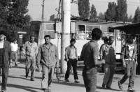 Image of sheet 19890650 photo 32: Eine Bauern-Familie posiert für mich auf dem Gehsteig, nachdem
 sie mich mit Gemüse beschenkt haben. Auf dem Rückweg nach Sofia.
 Ein Orthodoxer auf dem Kirchenplatz in Sofia. Die Moschee in
 Sofia. Ein Mann spritzt die Pflanzen. Zwei alte Männer betrachten
 die Preise für den Kohl. Maler bei der Arbeit. Mercedes Benz.
 Vater und Sohn auf einer Parkbank. Maja Wicki und Djanko und
 Olivia und Maja auf dem Vitussi. Mädchen benützt Grossmutter als
 Gummitwist Halterin. Im Hotel (Nr. 22)steht Maja nach einem
 schlechten Traum wie ein Gespenst da. Bus Nr. 83 Endstation. Die
 Frauen und Männer gehen zur Arbeit in die Fabriken am Stadtrand
 von Sofia. Ziege spaziert. Die zwei Roma bei ihrer Arbeit als Kesselflicker in Razgrad. Bulgaria Bulgarien 1989