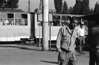 Image of sheet 19890650 photo 33: Eine Bauern-Familie posiert für mich auf dem Gehsteig, nachdem
 sie mich mit Gemüse beschenkt haben. Auf dem Rückweg nach Sofia.
 Ein Orthodoxer auf dem Kirchenplatz in Sofia. Die Moschee in
 Sofia. Ein Mann spritzt die Pflanzen. Zwei alte Männer betrachten
 die Preise für den Kohl. Maler bei der Arbeit. Mercedes Benz.
 Vater und Sohn auf einer Parkbank. Maja Wicki und Djanko und
 Olivia und Maja auf dem Vitussi. Mädchen benützt Grossmutter als
 Gummitwist Halterin. Im Hotel (Nr. 22)steht Maja nach einem
 schlechten Traum wie ein Gespenst da. Bus Nr. 83 Endstation. Die
 Frauen und Männer gehen zur Arbeit in die Fabriken am Stadtrand
 von Sofia. Ziege spaziert. Die zwei Roma bei ihrer Arbeit als Kesselflicker in Razgrad. Bulgaria Bulgarien 1989