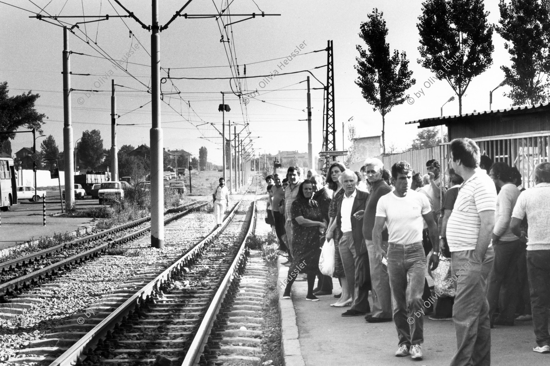 Image of sheet 19890650 photo 35: Bus Nr. 83 Endstation. Die Frauen und Männer gehen zur Arbeit in die Fabriken am Stadtrand von Sofia. Bulgaria Bulgarien 1989 √ Arbeiter worker work train trein station Transport