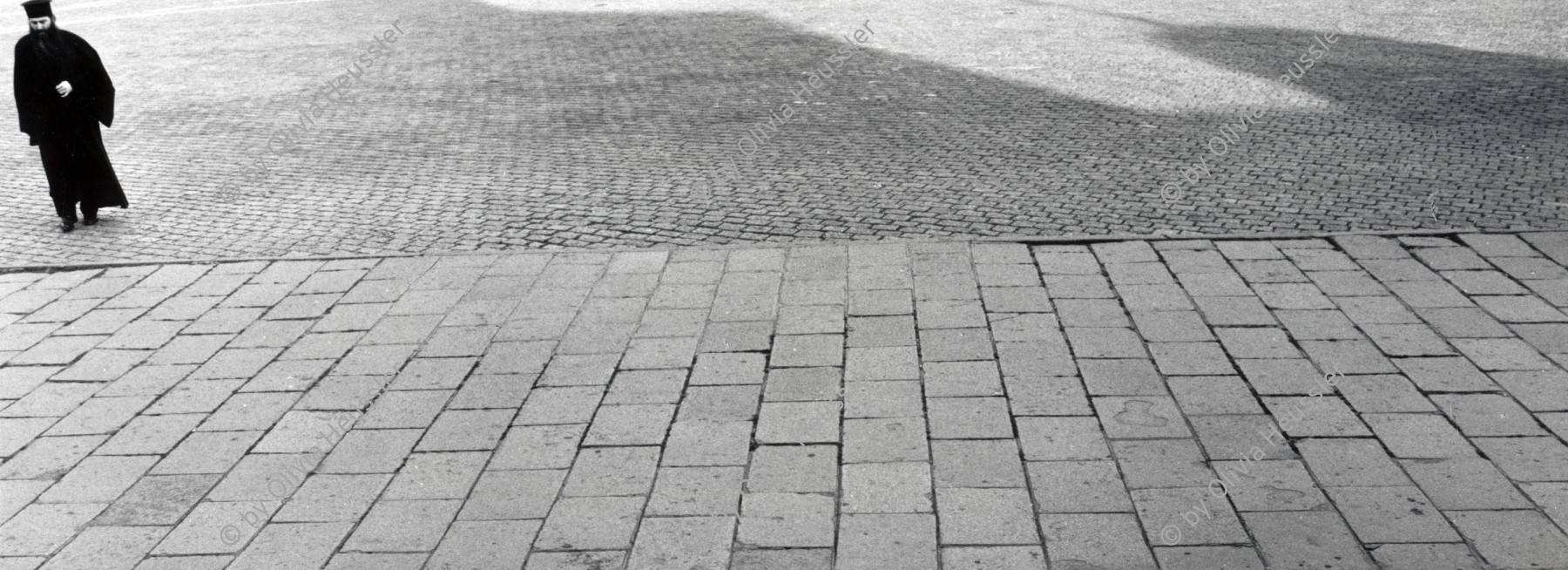 Image of sheet 19890650 photo 8: Ein Orthodoxer Priester Geistlicher auf dem Kirchenplatz in Sofia. Die Moschee in Sofia. Bulgaria Bulgarien 1989 √ orthodox priest place capital Europe