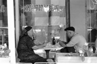 Image of sheet 19890651 photo 1: Arme Leute aus der ländlichen Gegend um Sofia bringen ihr Imbiss mit, um ihn im teuren  'Self-Service' zu verzehren. Bulgarien 07.89 √ 1989 Bulgaria Rentner retired people lunch package
© 1989, OLIVIA HEUSSLER / www.clic.li