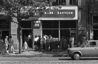 Image of sheet 19890651 photo 12: Arme Leute aus der ländlichen Gegend um Sofia bringen ihr Imbiss mit, um ihn im teuren  'Self-Service' zu verzehren. Bulgarien 07.89 √ 1989 Bulgaria Rentner retired people lunch package
© 1989, OLIVIA HEUSSLER / www.clic.li