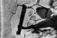 Image of sheet 19890651 photo 18: Ein Schatten auf dem unfertigen Pflaster einer Einkaufsstrasse in Sofia. Bulgarien, 1989 √ shadow on earth with tracks of a shoe 
Maja Wicki Bulgaria
© 1989, OLIVIA HEUSSLER / www.clic.li