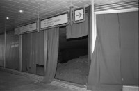Image of sheet 19890651 photo 32: Ein türkischstämmiges Ehepaar piknikt in einem Restaurant! zwei Frauen betrachten eine Bluse. Mann schläft in Lada. Maja Wicki überquert Strasse. Szenen in der Altstadt und Einkaufsstrasse. Altes Bauernehepaar verkauf Gemüse. Schatten von Maja. Alter Mann mit Matrosenmütze. Mutter mit Kleinkind am Busen. Kindergruppe macht Ausflug und kämpft sich über Pfütze. Mahlzeit! In Volksküche. Unfertige Fussgängerpassage. Hauptplatz. Sofia Bulgaria Bulgarien 1989
