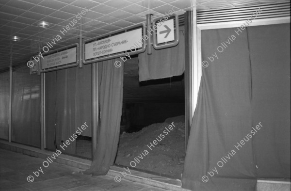 Image of sheet 19890651 photo 32: Ein türkischstämmiges Ehepaar piknikt in einem Restaurant! zwei Frauen betrachten eine Bluse. Mann schläft in Lada. Maja Wicki überquert Strasse. Szenen in der Altstadt und Einkaufsstrasse. Altes Bauernehepaar verkauf Gemüse. Schatten von Maja. Alter Mann mit Matrosenmütze. Mutter mit Kleinkind am Busen. Kindergruppe macht Ausflug und kämpft sich über Pfütze. Mahlzeit! In Volksküche. Unfertige Fussgängerpassage. Hauptplatz. Sofia Bulgaria Bulgarien 1989