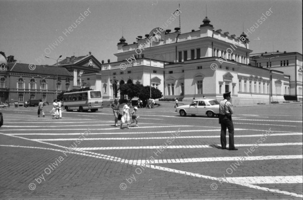 Image of sheet 19890651 photo 34: Ein türkischstämmiges Ehepaar piknikt in einem Restaurant! zwei Frauen betrachten eine Bluse. Mann schläft in Lada. Maja Wicki überquert Strasse. Szenen in der Altstadt und Einkaufsstrasse. Altes Bauernehepaar verkauf Gemüse. Schatten von Maja. Alter Mann mit Matrosenmütze. Mutter mit Kleinkind am Busen. Kindergruppe macht Ausflug und kämpft sich über Pfütze. Mahlzeit! In Volksküche. Unfertige Fussgängerpassage. Hauptplatz. Sofia Bulgaria Bulgarien 1989