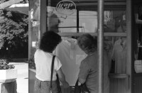 Image of sheet 19890651 photo 5: Ein türkischstämmiges Ehepaar piknikt in einem Restaurant! zwei Frauen betrachten eine Bluse. Mann schläft in Lada. Maja Wicki überquert Strasse. Szenen in der Altstadt und Einkaufsstrasse. Altes Bauernehepaar verkauf Gemüse. Schatten von Maja. Alter Mann mit Matrosenmütze. Mutter mit Kleinkind am Busen. Kindergruppe macht Ausflug und kämpft sich über Pfütze. Mahlzeit! In Volksküche. Unfertige Fussgängerpassage. Hauptplatz. Sofia Bulgaria Bulgarien 1989