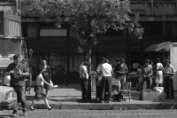 Image of sheet 19890651 photo 9: Ein türkischstämmiges Ehepaar piknikt in einem Restaurant! zwei Frauen betrachten eine Bluse. Mann schläft in Lada. Maja Wicki überquert Strasse. Szenen in der Altstadt und Einkaufsstrasse. Altes Bauernehepaar verkauf Gemüse. Schatten von Maja. Alter Mann mit Matrosenmütze. Mutter mit Kleinkind am Busen. Kindergruppe macht Ausflug und kämpft sich über Pfütze. Mahlzeit! In Volksküche. Unfertige Fussgängerpassage. Hauptplatz. Sofia Bulgaria Bulgarien 1989