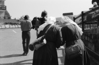 Image of sheet 19890660 photo 14: Zwei Türkinnen mit Kopftuch Musliminnen pflücken Früchte an der Neugasse. Pflastersteinedepot Cathy O'Hare, Badeanstalt Badi Letten, Nonnen, Bauer, Olivia, Konzert, Black Citron Limmatstrasse. Zürich 1989