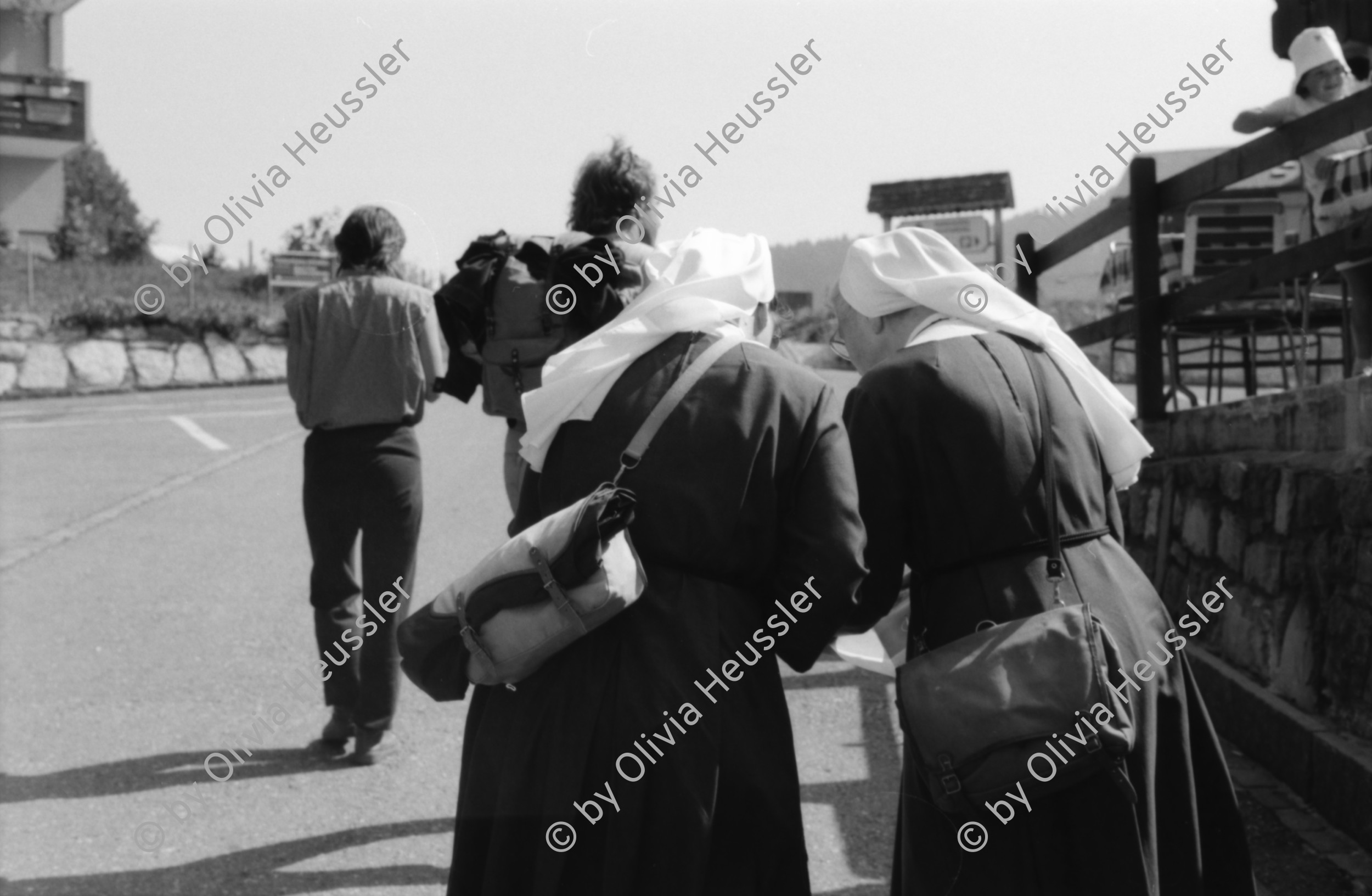 Image of sheet 19890660 photo 14: Zwei Türkinnen mit Kopftuch Musliminnen pflücken Früchte an der Neugasse. Pflastersteinedepot Cathy O'Hare, Badeanstalt Badi Letten, Nonnen, Bauer, Olivia, Konzert, Black Citron Limmatstrasse. Zürich 1989