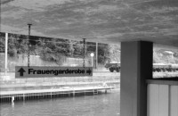 Image of sheet 19890660 photo 5: Frauengarderobe, Badeanstalt und Bahnhof Letten, Zürich 1989.