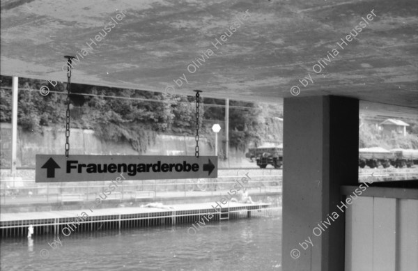 Image of sheet 19890660 photo 5: Frauengarderobe, Badeanstalt und Bahnhof Letten, Zürich 1989.