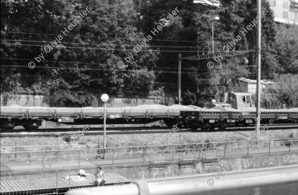 Image of sheet 19890660 photo 7: Bahnhof Letten mit Gueterzug und Badenden, Zürich 1989.