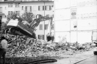 Image of sheet 19890680 photo 5: In Winterthur wird gegen den Abbruch der Helvetia demonstriert. In Zürich, an der Zweierstrasse fallen die Mauern. 'Aufhören' steht an der Bauwand. 
Türkische Kurden während Hungerstreik im Kanzlei Zentrum. Zürich 1989