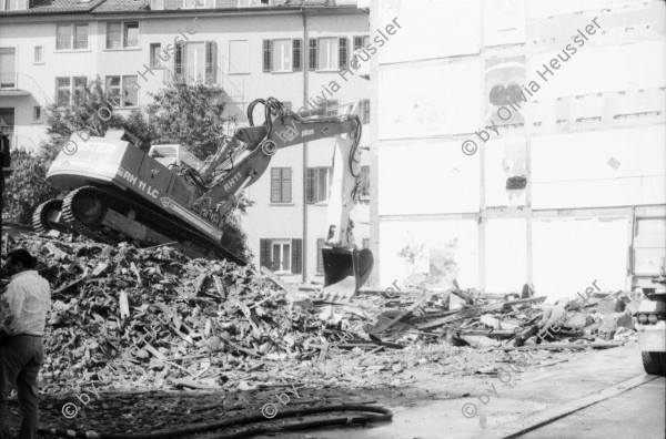 Image of sheet 19890680 photo 5: In Winterthur wird gegen den Abbruch der Helvetia demonstriert. In Zürich, an der Zweierstrasse fallen die Mauern. 'Aufhören' steht an der Bauwand. 
Türkische Kurden während Hungerstreik im Kanzlei Zentrum. Zürich 1989