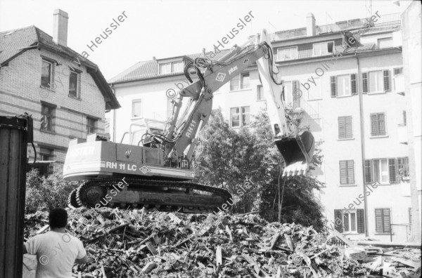 Image of sheet 19890680 photo 6: In Winterthur wird gegen den Abbruch der Helvetia demonstriert. In Zürich, an der Zweierstrasse fallen die Mauern. 'Aufhören' steht an der Bauwand. 
Türkische Kurden während Hungerstreik im Kanzlei Zentrum. Zürich 1989