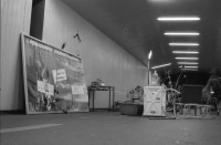 Image of sheet 19890690 photo 23: Donnerstagsdemo gegen Wohnungsnot. Die Fussgänger- Unterführung Langstrasse ist mit Küchenartikel und Möbel verstellt.