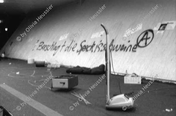 Image of sheet 19890690 photo 24: Eine Donnerstagsdemo gegen Wohnungsnot. Die Fussgänger- Unterführung Langstrasse ist mit Küchenartikel und Möbel verstellt. Zerschlagt die Speckischweine. steht da. Zürich 1989