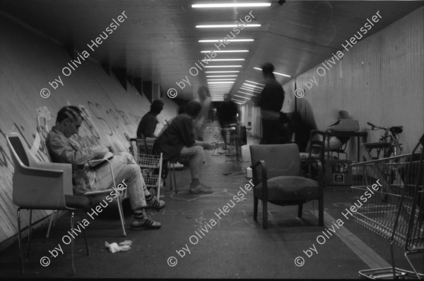 Image of sheet 19890690 photo 34: Donnerstagsdemo gegen Wohnungsnot. Die Fussgänger- Unterführung Langstrasse ist mit Küchenartikel und Möbel verstellt. Nur mühsam fährt ein Velo Fahrer durch.