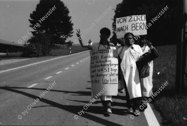 Image of sheet 19890700 photo 12: 20 Kurden gehen in einem Protestmarsch von Zürich nach Bern zu Fuss. Protest gegen die Ausschaffungspolitik der Schweizer Regierungen. Die ländliche Bevölkerung hat kein Interesse an der Informationen der Kurden.