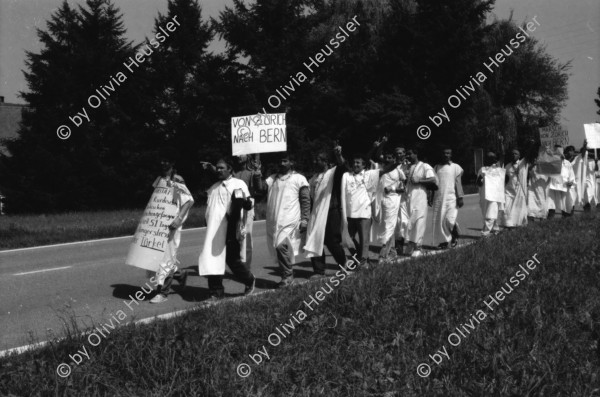 Image of sheet 19890700 photo 13: 20 Kurden auf einem Protestmarsch von Zürich nach Bern, 1989.
Protest gegen die Ausschaffungspolitik der Schweizer Regierungen. 
Press archive printed media published with the use of a photography by Olivia Heussler: BT Berner Tagwacht.