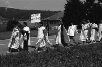 Image of sheet 19890700 photo 14: 20 Kurden gehen in einem Protestmarsch von Zürich nach Bern zu Fuss. Protest gegen die Ausschaffungspolitik der Schweizer Regierungen. Die ländliche Bevölkerung hat kein Interesse an der Informationen der Kurden. Sie warten auf ein Radfahrer Velorennen rennen. In einer Badeanstalt. Dicker fetter Mann mit glanz auf der Brust in Badehose im Schwimmbad. Bäbe Weber und Pierre Mennel tanzen auf dem 'Felde'.
