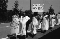 Image of sheet 19890700 photo 20: 20 Kurden gehen in einem Protestmarsch von Zürich nach Bern zu Fuss. Protest gegen die Ausschaffungspolitik der Schweizer Regierungen. Die ländliche Bevölkerung hat kein Interesse an der Informationen der Kurden. Sie warten auf ein Radfahrer Velorennen rennen. In einer Badeanstalt. Dicker fetter Mann mit glanz auf der Brust in Badehose im Schwimmbad. Bäbe Weber und Pierre Mennel tanzen auf dem 'Felde'.