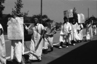 Image of sheet 19890700 photo 21: 20 Kurden gehen in einem Protestmarsch von Zürich nach Bern zu Fuss. Protest gegen die Ausschaffungspolitik der Schweizer Regierungen. Die ländliche Bevölkerung hat kein Interesse an der Informationen der Kurden. Sie warten auf ein Radfahrer Velorennen rennen. In einer Badeanstalt. Dicker fetter Mann mit glanz auf der Brust in Badehose im Schwimmbad. Bäbe Weber und Pierre Mennel tanzen auf dem 'Felde'.
