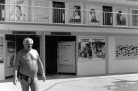 Image of sheet 19890700 photo 27: Mann in Badehose vor Plakatwerbung im Schwimmbad, 1989.