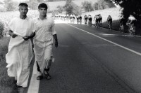 Image of sheet 19890700 photo 7: 20 Kurden gehen in einem Protestmarsch von Zürich nach Bern zu Fuss. Protest gegen die Ausschaffungspolitik der Schweizer Regierungen. Die ländliche Bevölkerung hat kein Interesse an der Informationen der Kurden. Sie warten auf ein Radfahrer Velorennen rennen.
Suhr 1989 √ Kurden Politik Protest Marsch