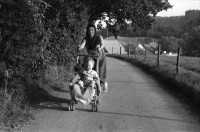 Image of sheet 19890710 photo 0: Catherine Dreiding Stevens mit Ruby und Salomé beim Spaziergang, Zürich 1989.