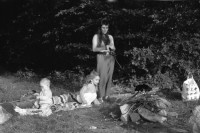 Image of sheet 19890710 photo 1: Catherine Dreiding Stevens mit Ruby und Salomé beim Spaziergang, Zürich 1989.