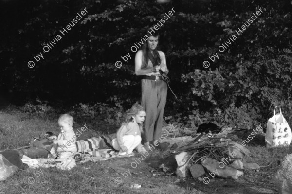 Image of sheet 19890710 photo 1: Catherine Dreiding Stevens mit Ruby und Salomé beim Spaziergang, Zürich 1989.