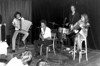 Image of sheet 19890710 photo 29: Die Jellyfishkiss in concert. mit Annamarie Meyer Andrea Caprez etc. Zürich, 1989 √ music rock jazz pop Schweiz Switzerland Europe Swiss group band