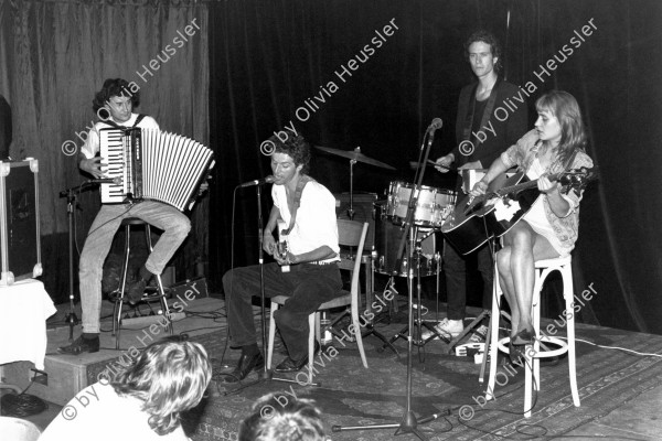 Image of sheet 19890710 photo 29: Die Jellyfishkiss in concert. mit Annamarie Meyer Andrea Caprez etc. Zürich, 1989 √ music rock jazz pop Schweiz Switzerland Europe Swiss group band