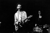 Image of sheet 19890710 photo 32: Die Jellyfishkiss in concert. mit Sänger und Gittarist, Comic zeichner Strapazin: Andrea Caprez  Zürich, 1989 √ music rock jazz pop Schweiz Switzerland Europe Swiss group band